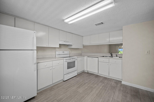 Foto del edificio - 14750 Beach Blvd