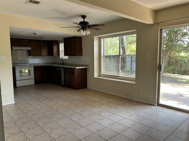 Building Photo - 707 Toby Ln