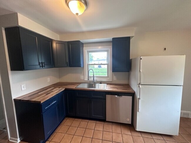 Foto del edificio - Charming 3 bed 1.5 bath ranch with basemen...