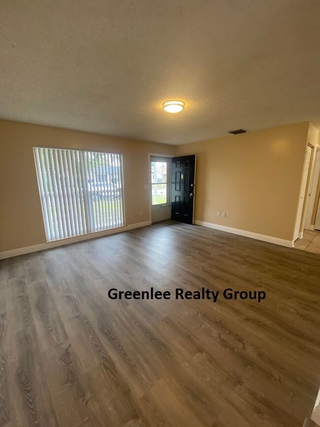 Building Photo - Updated 2 Bed/ 1 Bath/ 1 Car Garage Home i...