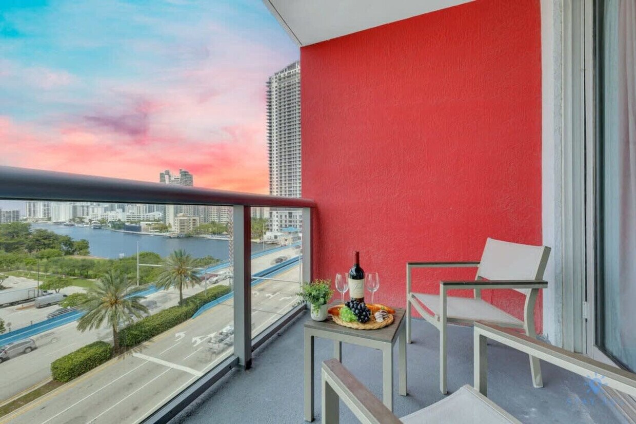 Foto principal - 2602 E Hallandale Beach Blvd