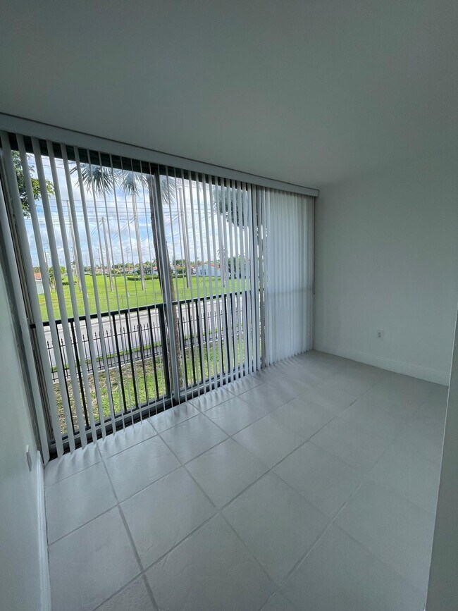 Foto del edificio - 9401 SW 4th St