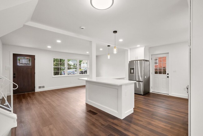 Building Photo - 3 Bed 3 Bath - Silver Spring Split Level -...