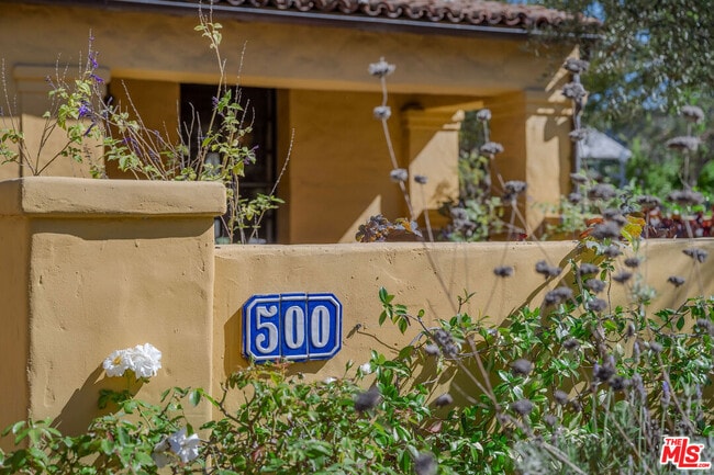 Building Photo - 500 N Las Palmas Ave