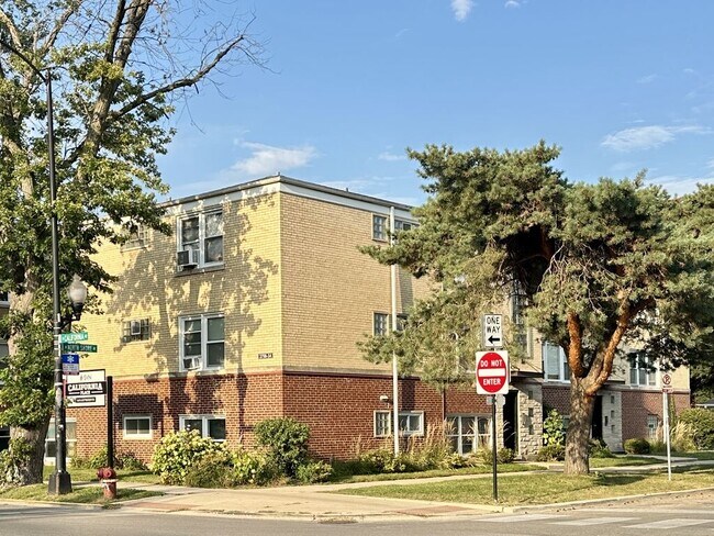 Building Photo - 2754 W North Shore Ave