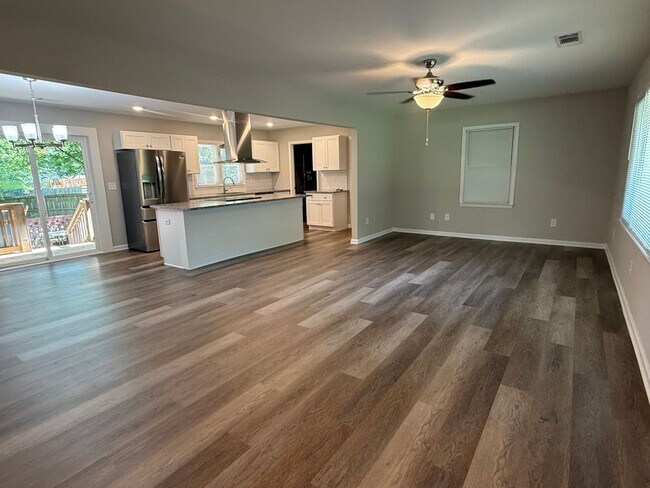 Building Photo - 4 Poinsettia Drive
