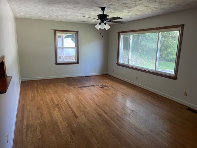 living room - 307 Forest Hills Dr