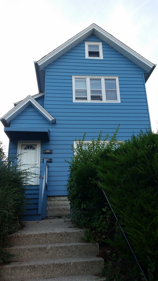 Building Photo - 1668 N Van Buren St