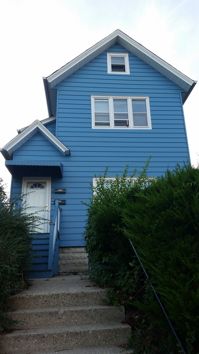 Building Photo - 1668 N Van Buren St