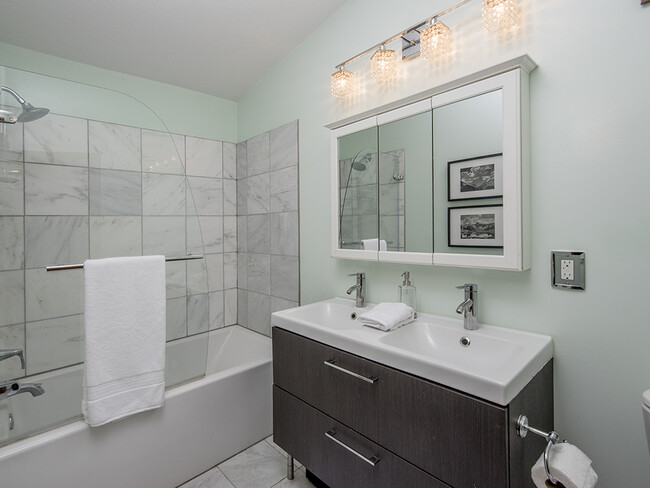 Upper Level Bath - 961 18th Ave SE