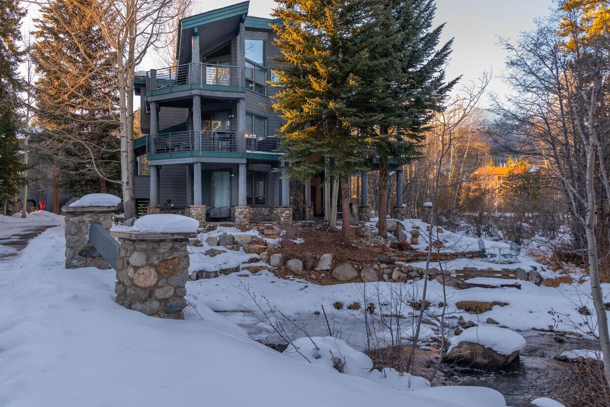 Foto principal - Attached garage! Beautiful views! Heart of...