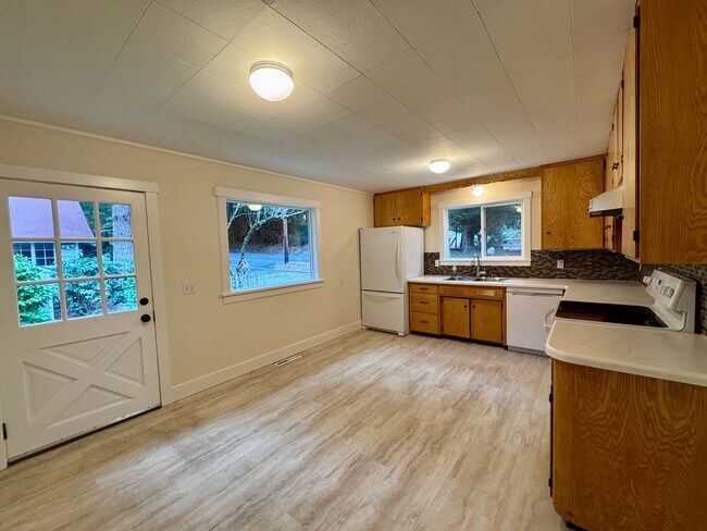 Foto del edificio - Location Location Location....plus a darling one story cottage