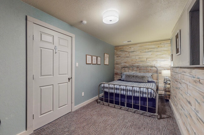 Foto del edificio - 5717 Edith Blvd NE