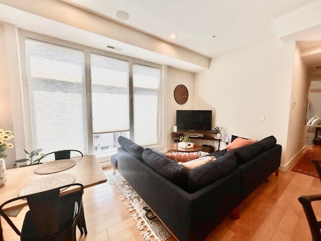 Foto del edificio - Lovely 2 BR/ 2 BA Condo in Adams Morgan!