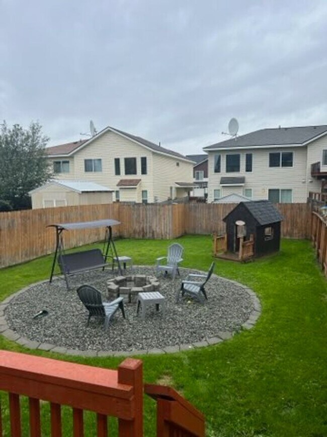 Building Photo - 3 Bedroom Townhouse!