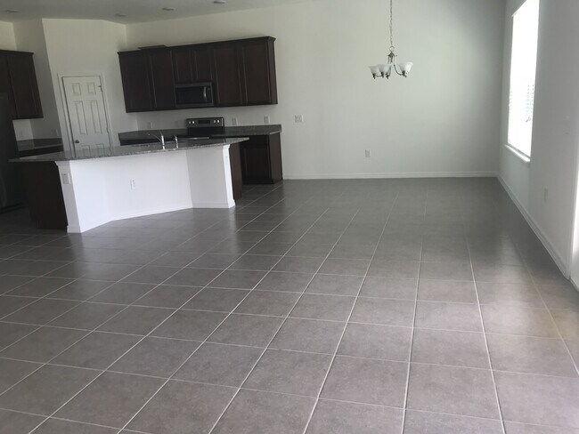 Building Photo - 4 Bedroom at Heart of Windermere!!! Tile through out living area!