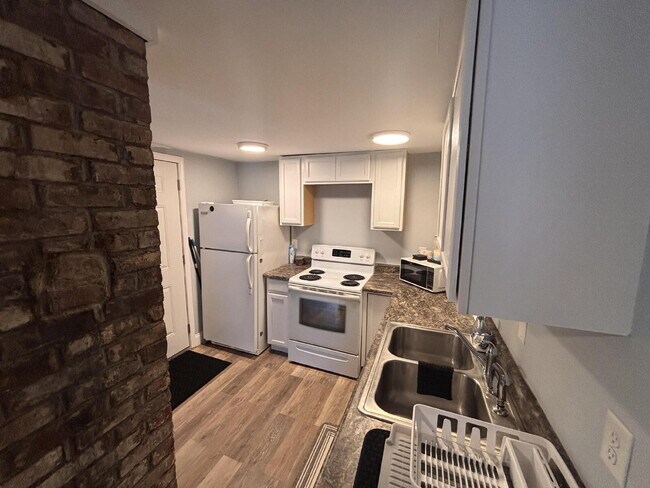 Foto del edificio - Walk everywhere - Charming Fully Furnished Studio Loft in the Heart of Bath, Maine!