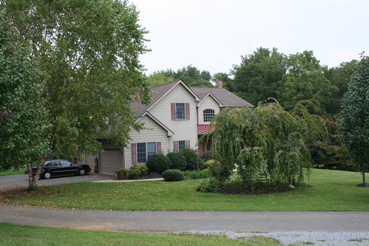 5 acres Apartment Attached to the Right - 1642B Trappe Church Rd