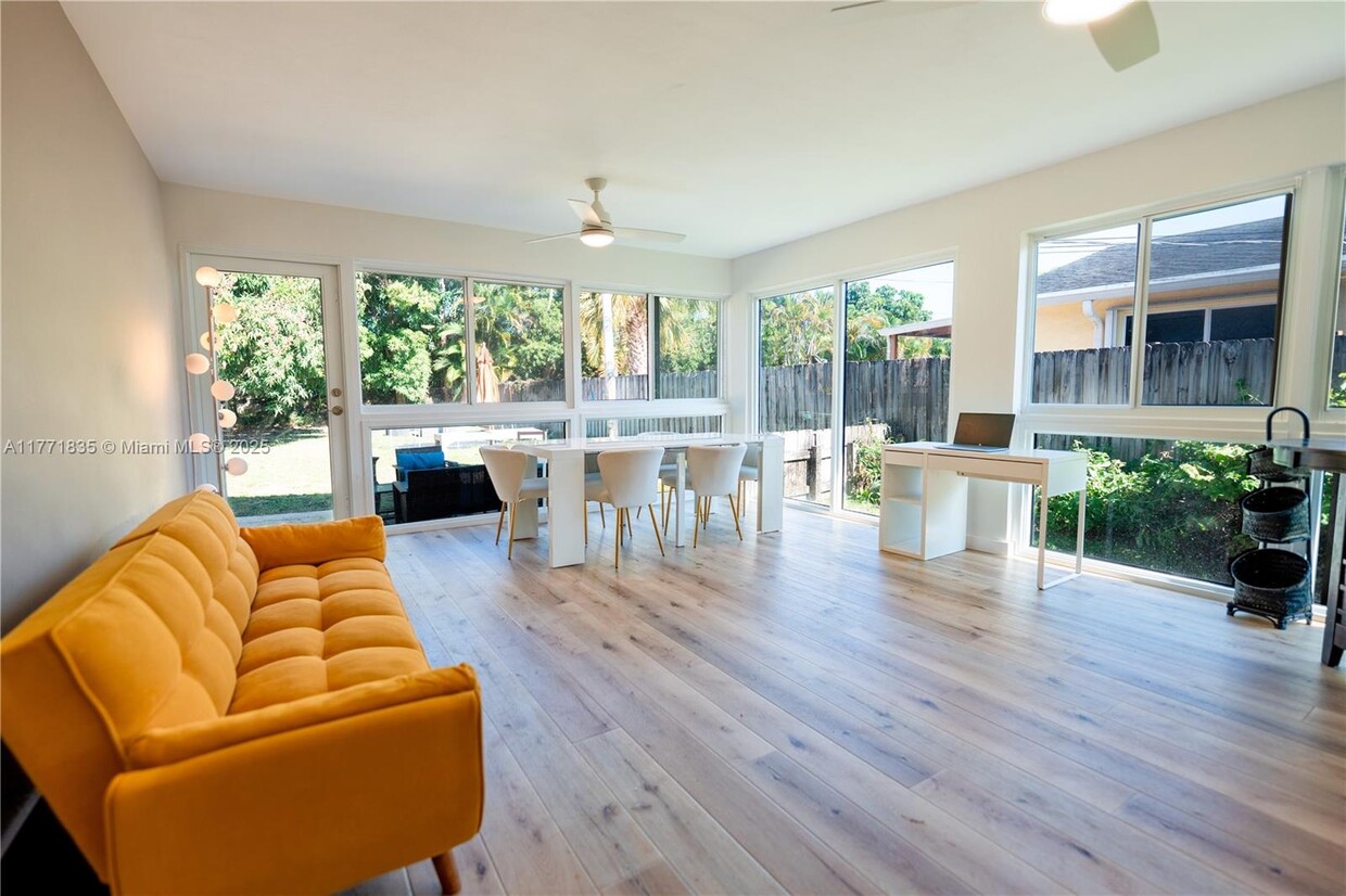 Foto principal - 2455 Monroe St