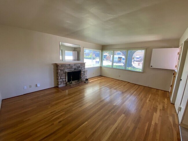 Building Photo - 674 Oak St