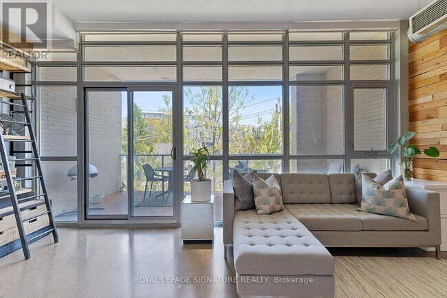 Building Photo - 52 Sumach St