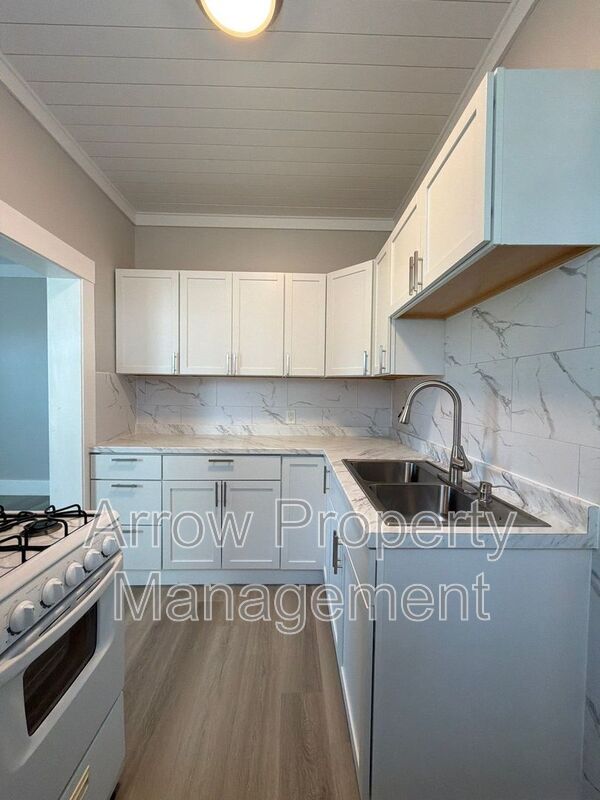 Building Photo - 305 N 7th St