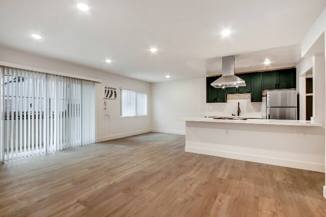 Foto del edificio - 1333 N Martel Ave