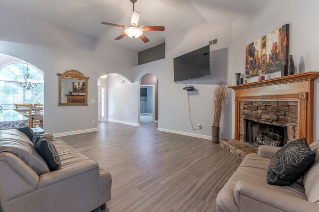 Building Photo - 3235 Crestview Dr