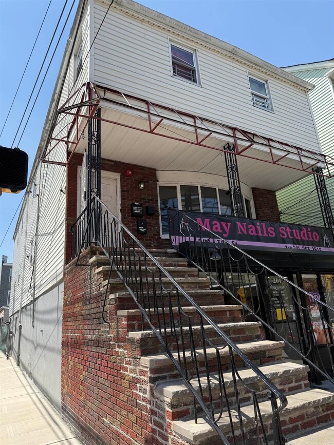 Building Photo - 201 39th St