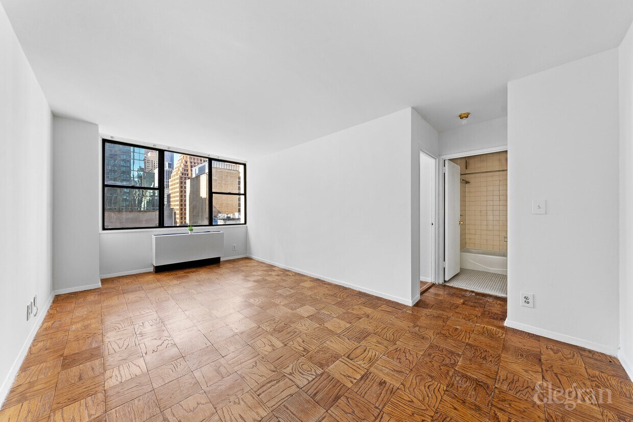 Primary Photo - 301 E 45th St