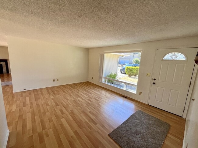 Building Photo - 3 Bedroom Home in Convenient Port Orchard ...