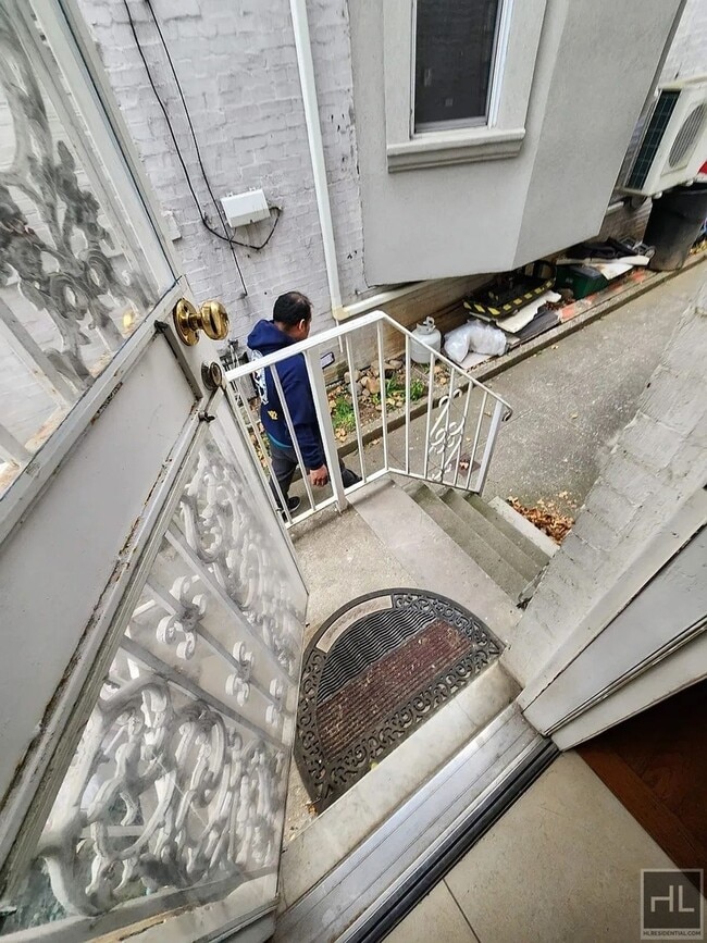 Building Photo - 15 AVENUE