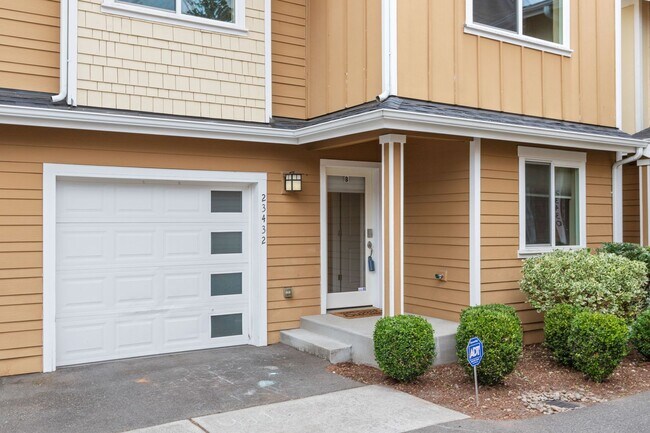 Building Photo - 4Bd/3.5Ba Mountlake Terrace Townhouse