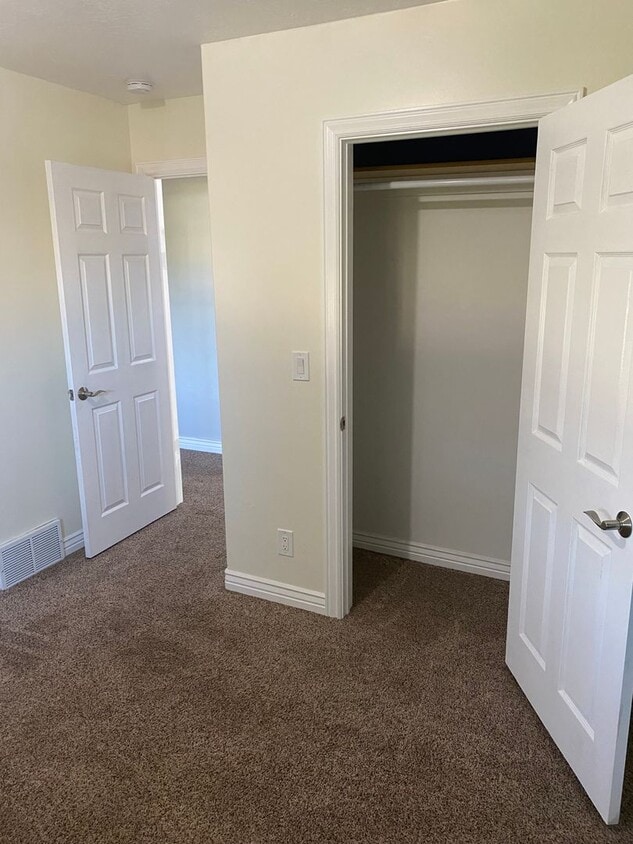 Building Photo - Charming 4 br house in Logan! Single level...