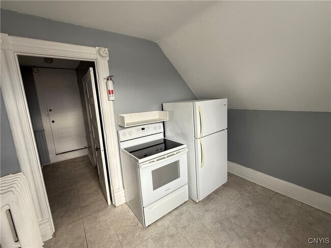 Foto del edificio - 117 N School St