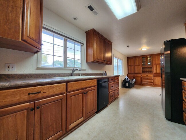 Foto del edificio - 3 Bedroom Home in Bennett Valley