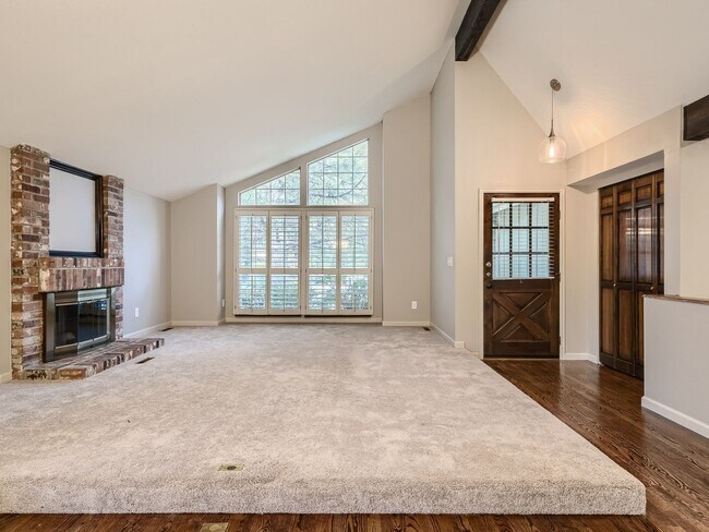 Foto del edificio - Evolve Real Estate: Ranch Style 3 Bedroom Home Available Immediately. Finished Basement and Lush ...