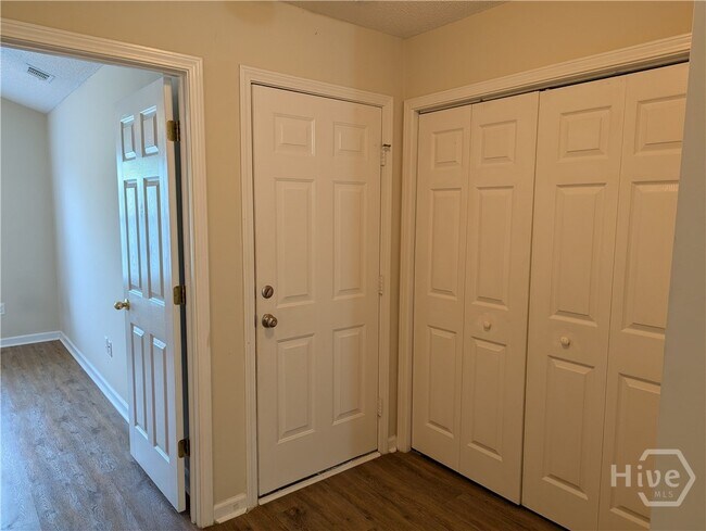 Building Photo - 130 Towne Pk Dr