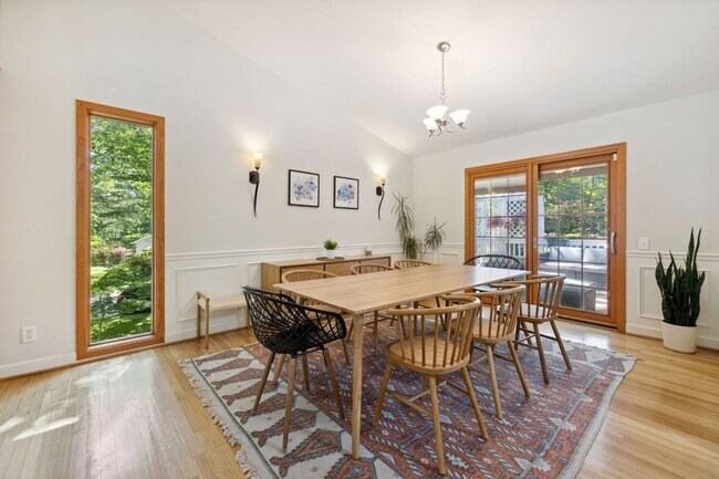 Building Photo - Spacious Split Foyer Home in New Mark Comm...