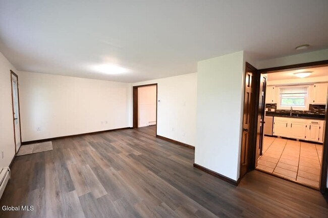 Foto del edificio - 229 Middletown Rd