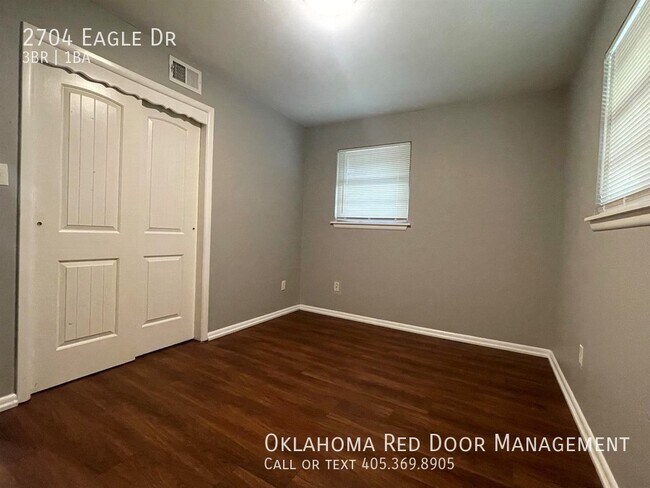 Foto del edificio - 2704 Eagle Dr