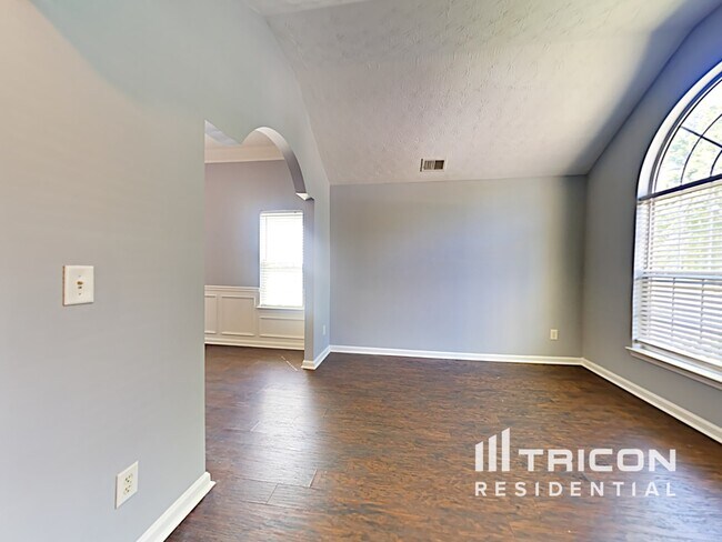 Building Photo - 660 Escalade Dr