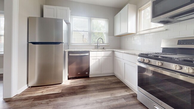Building Photo - For Rent: Renovated Two-in-One Bi-Level Ho...