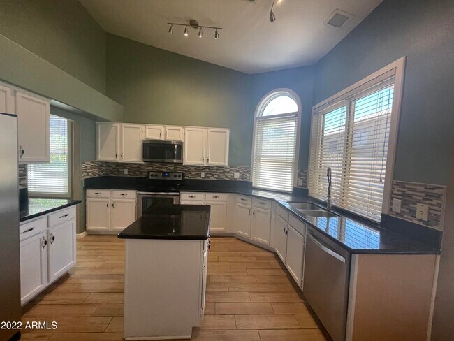 Foto del edificio - 658 N Poplar Ct