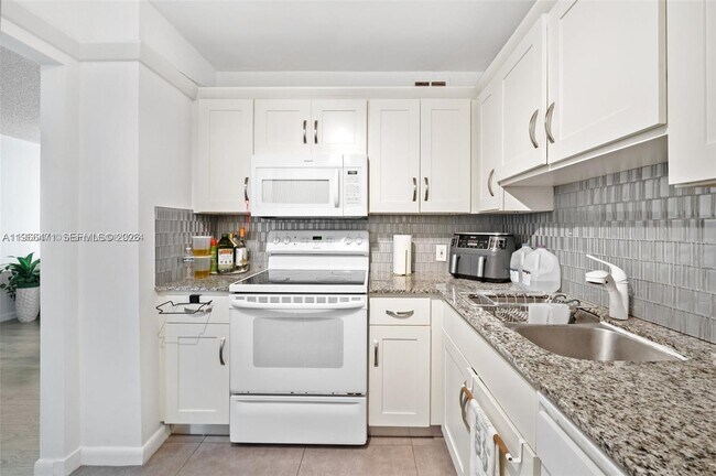 Foto del edificio - 100 Bayview Dr