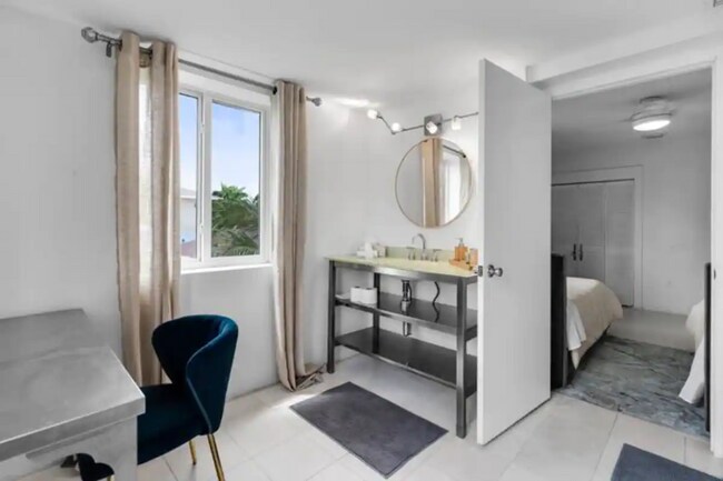 Foto del edificio - 10960 N Bayshore Dr