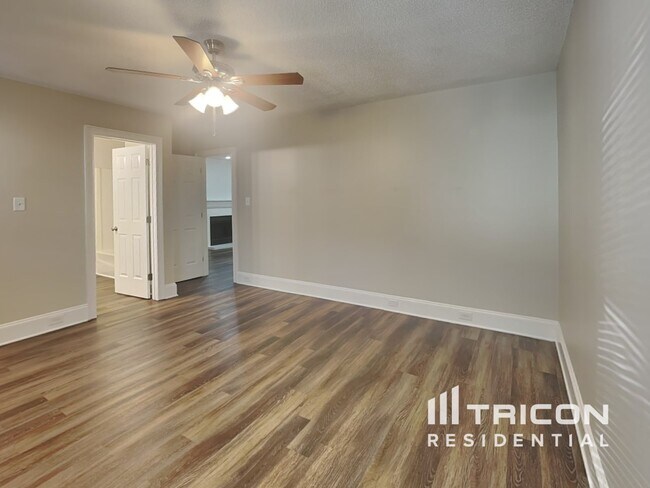 Foto del edificio - 7100 Idlewild Brook Ln