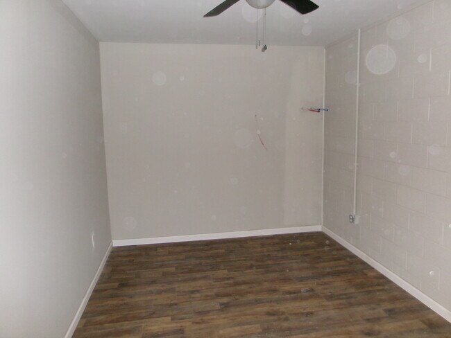 Foto del edificio - 619 Mayes Ln