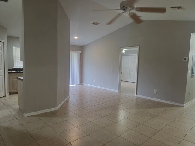 Building Photo - 3 bedroom 2 bath in Lehigh Acres