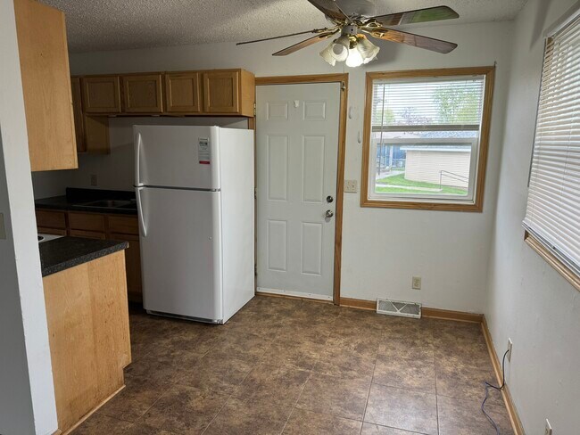 Building Photo - 11 Manor Dr